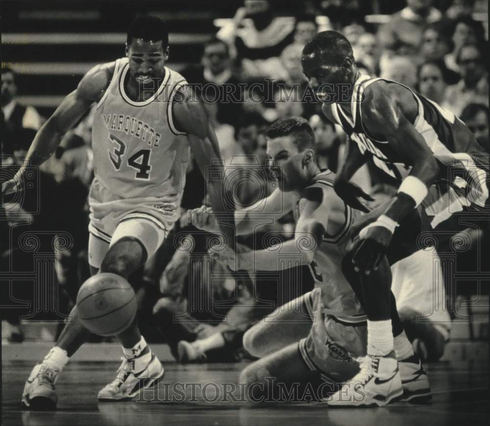 1990 Press Photo Marquette University basketball player battles Tyrone Hill, WI- Historic Images