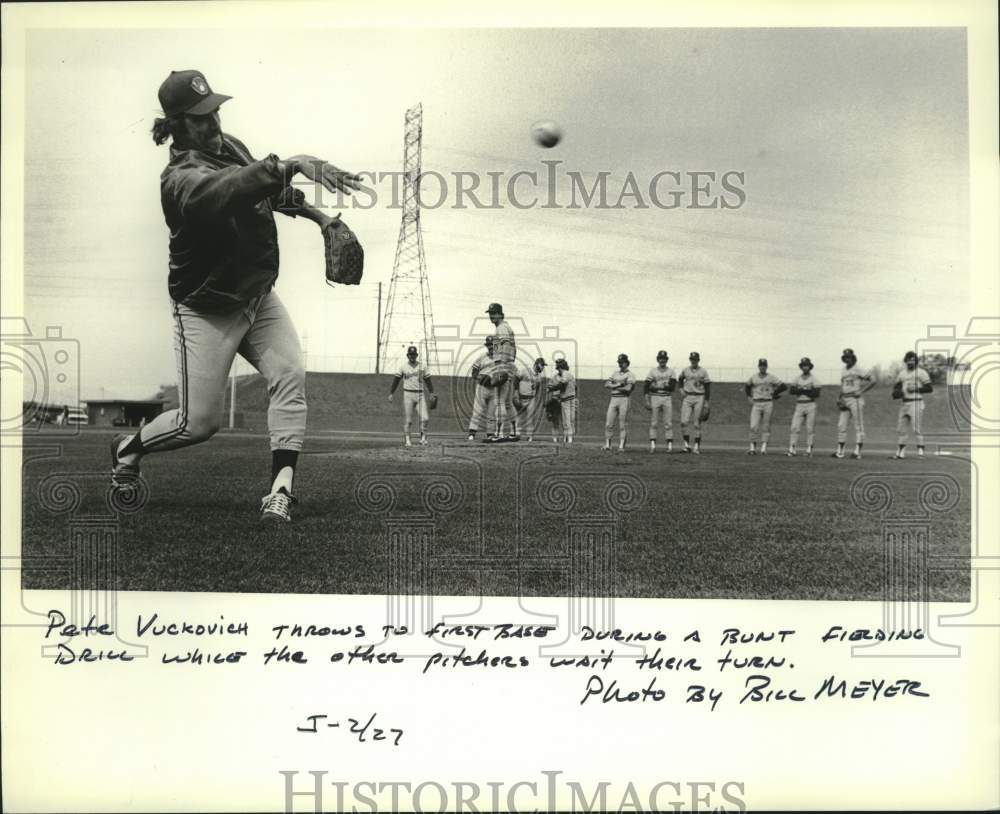 1982 Press Photo Milwaukee&#39;s Pete Vuckovich Throws Baseball In Spring Training- Historic Images