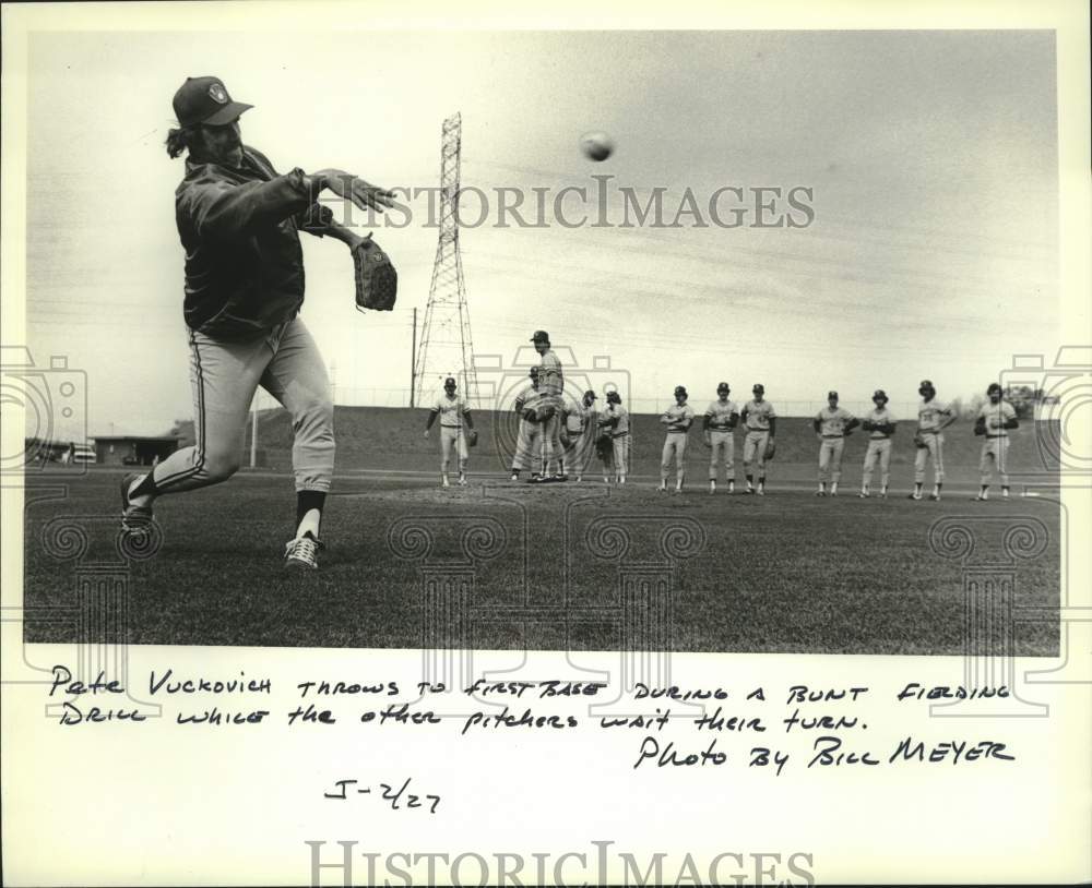 1982 Press Photo Milwaukee's Pete Vuckovich Throws Baseball In Spring Training- Historic Images