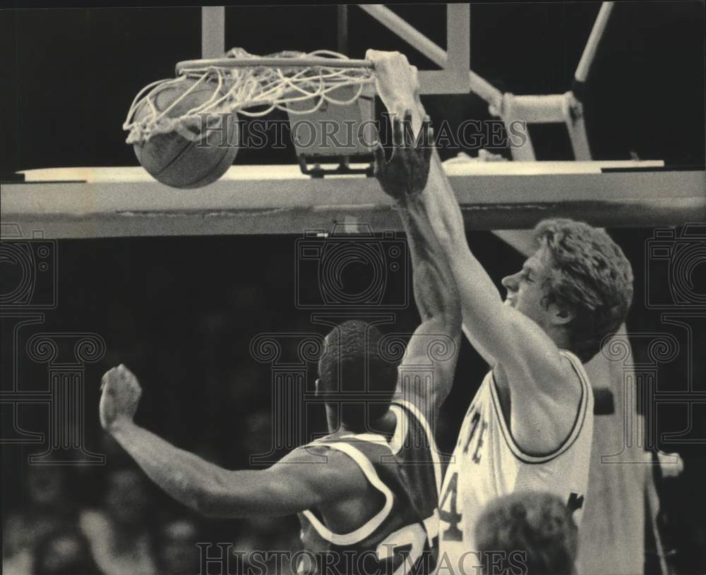 1984 Press Photo Marquette University's Tom Copa Dunks Basketball For Two Points- Historic Images