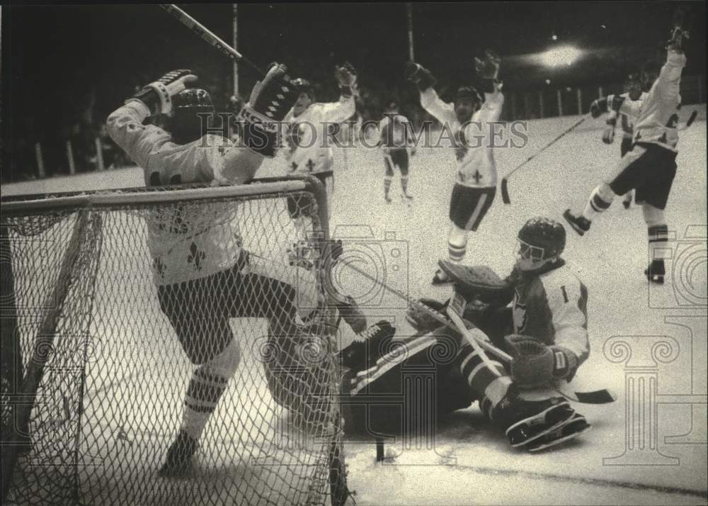 1980 Press Photo Milwaukee Admirals Hockey Team Players Celebrates Goal Near Net- Historic Images