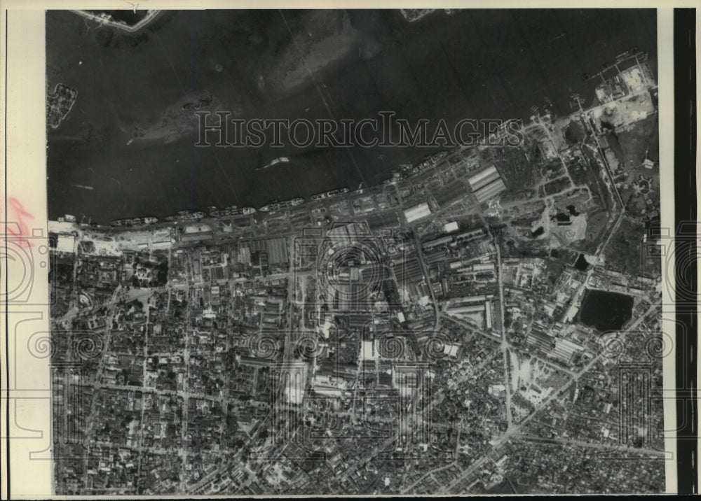 1972 Press Photo Aerial of ships lined dock area of Haiphong Harbor in Yutnam. - Historic Images
