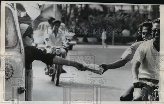 1967 Press Photo Vietnamese woman hands out campaign literature in Saigon. - Historic Images