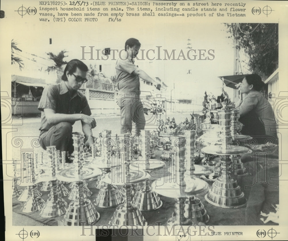 1973 Press Photo Saigon passersby inspect household items for sale - mjw00051 - Historic Images