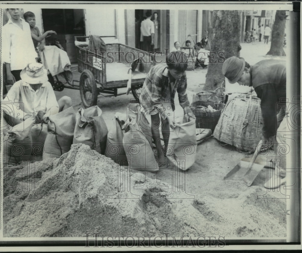 1968 Press Photo Vietnamese fill sandbags for bunkers at their homesin Saigon - Historic Images