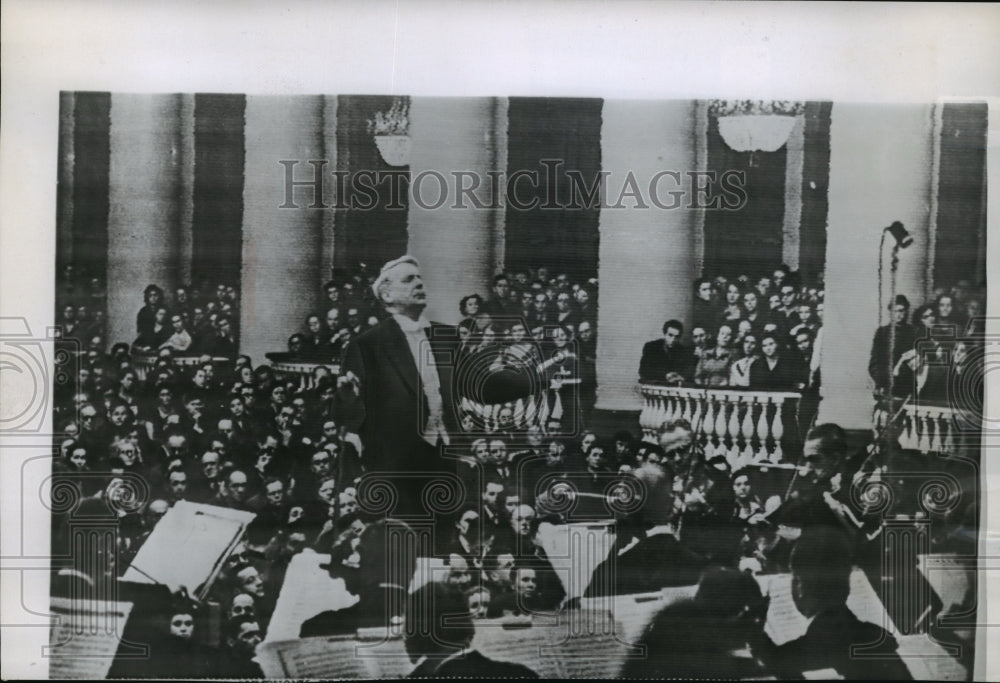 1956 Boston Symphony performs in Leningrad before going to Moscow - Historic Images