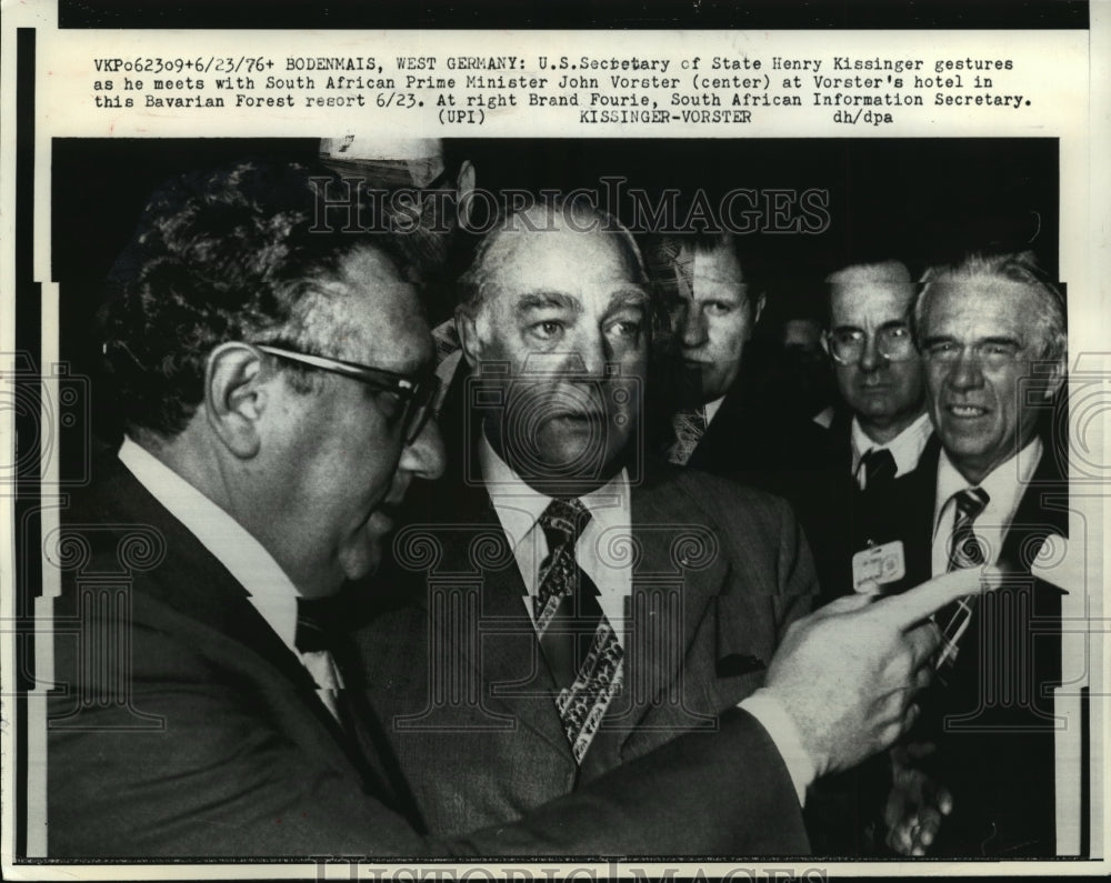 1976 Press Photo Henry Kissinger meets John Vorster, Bodenmais, West Germany - Historic Images