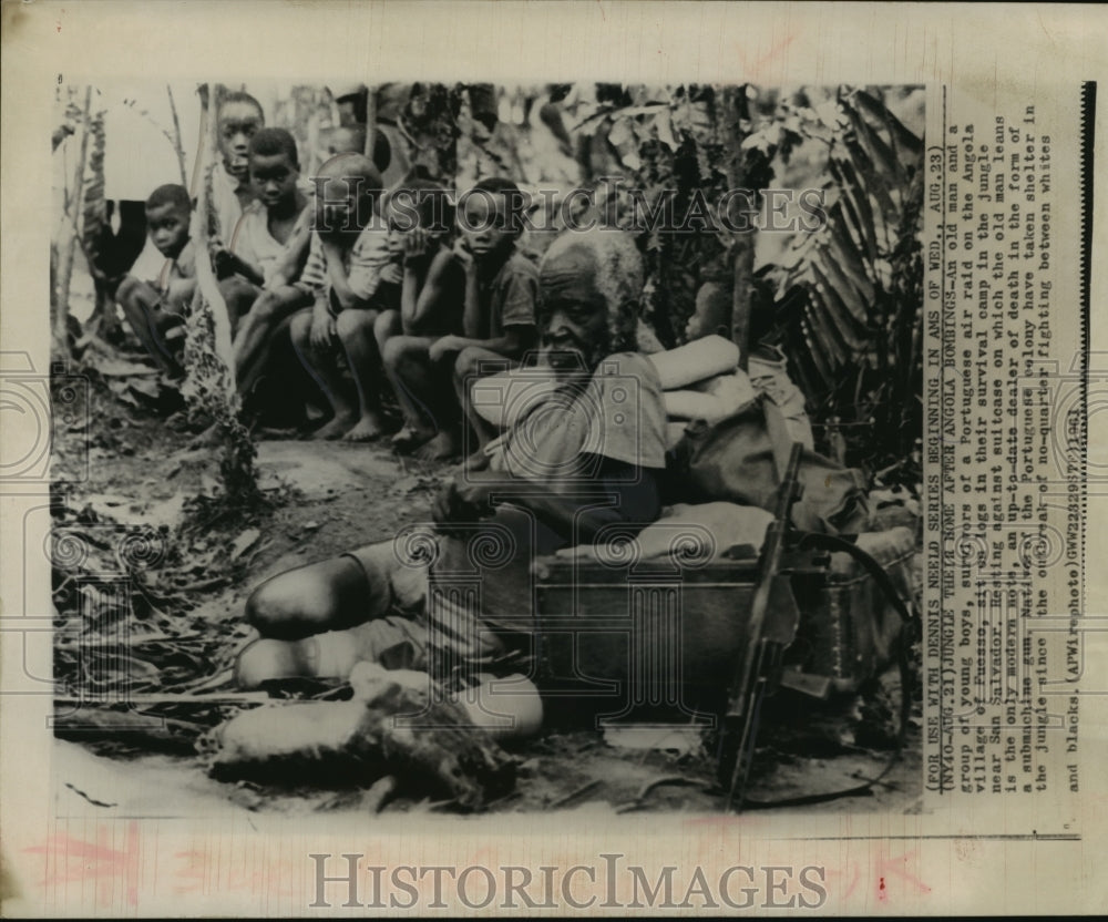 1961 Press Photo Surviving refugees one month after village bombed in Fuesso - Historic Images