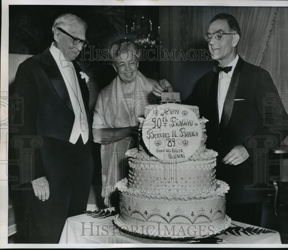 1960 Press Photo Eleanor Roosevelt and Bernard Baruch at party in New York - Historic Images
