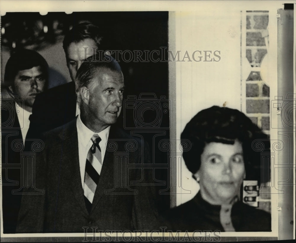1973 Press Photo Vice President Spiro Agnew leaves a Baltimore funeral home - Historic Images