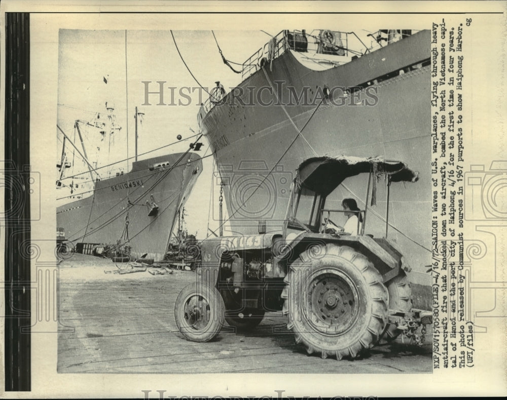 1967 Press Photo Worker in Haiphong Harbor, North Vietnam - mjw00276 - Historic Images