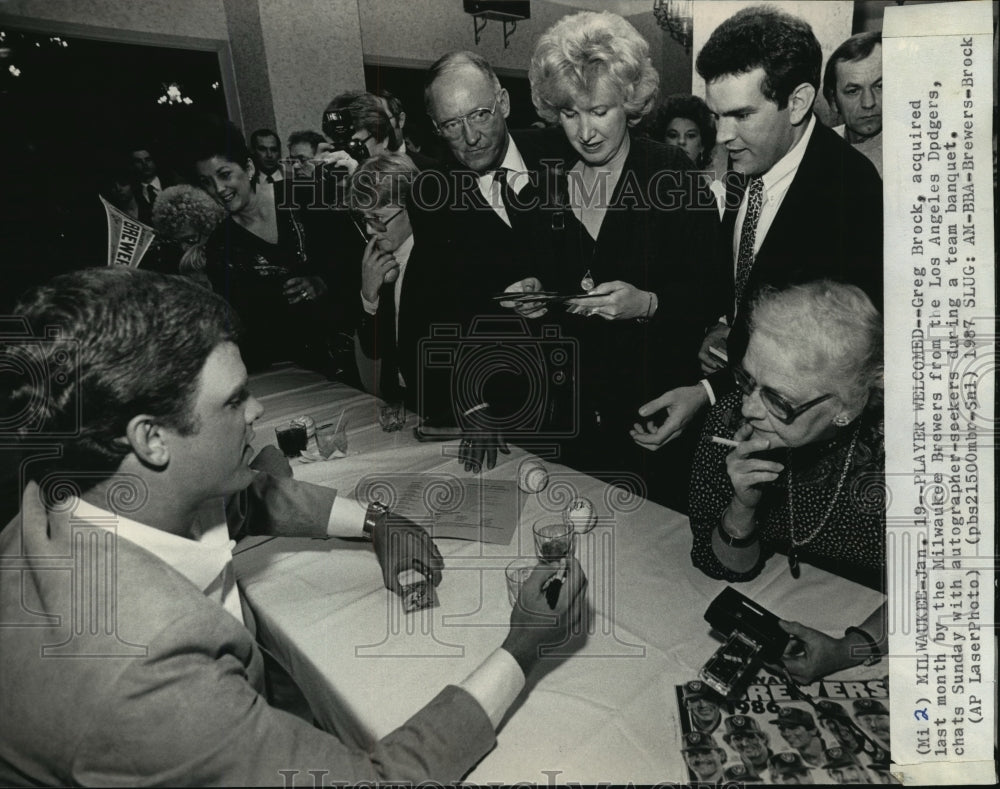 1987 Press Photo Greg Brock of the Milwaukee Brewers at banquet ,Milwaukee - Historic Images