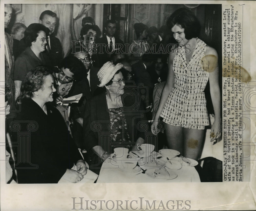 1960 Press Photo Mrs. Khrushchev at fashion show with Mrs. Herta Jonas, Vienna - Historic Images