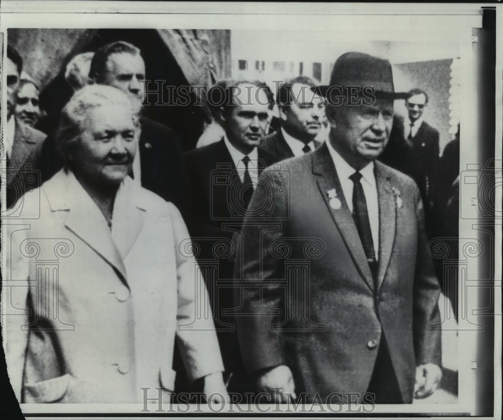 1968 Press Photo Former Soviet Premier and Mrs. Nikita Khrushchev visit Moscow-Historic Images