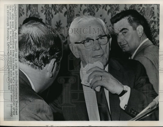 1968 Press Photo Steelworkers President I.W. Abel learns contract accepted - Historic Images