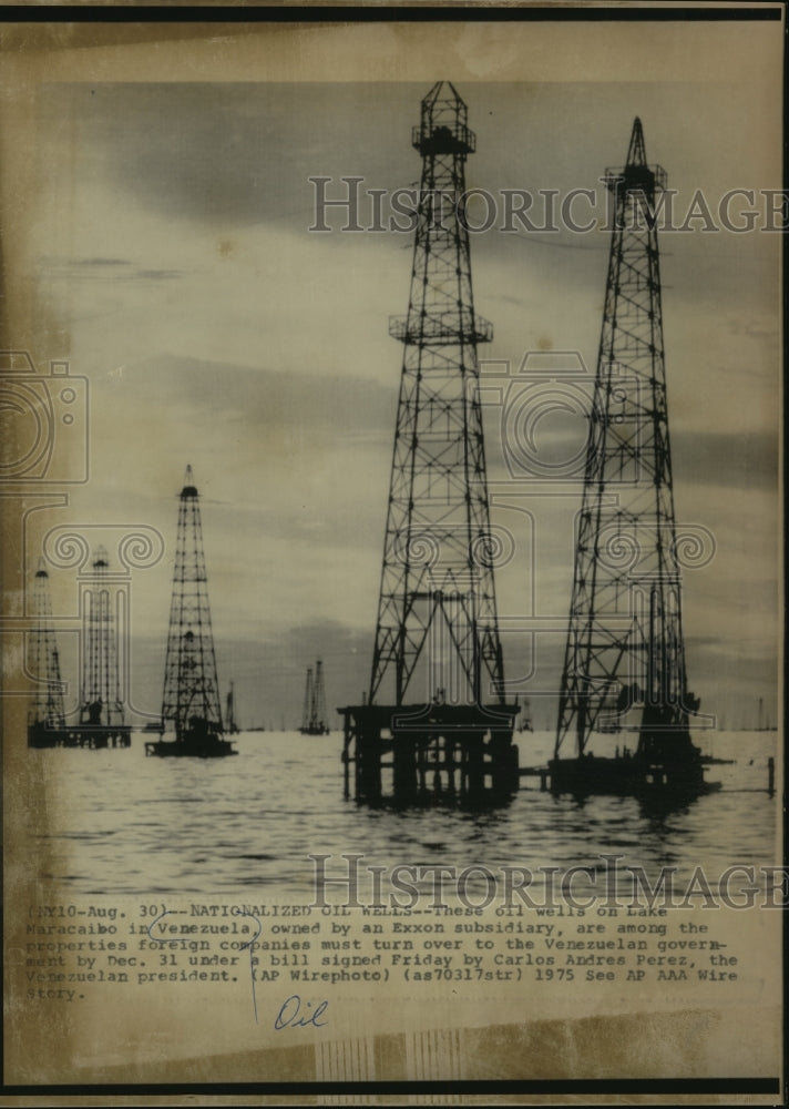 1975 Press Photo Exxon Foreign Company Oil Wells on Lake Maracaibo, Venezuela - Historic Images
