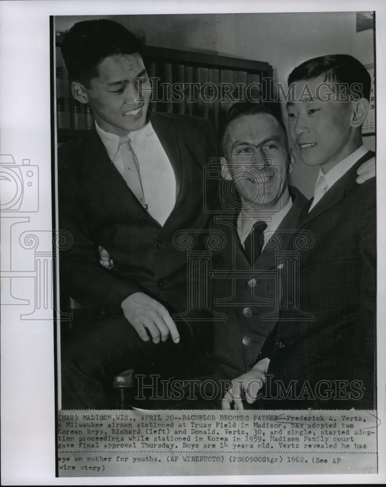 1962 Press Photo Airman Frederick A. Vertz adopts two Korean boys, Madison, WI - Historic Images