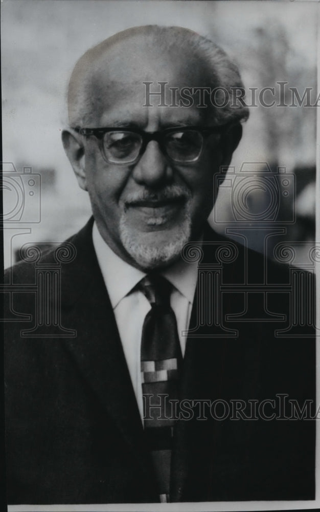 1966 Press Photo Dr. Joshua Bierer at reception at Bierer House in New York - Historic Images