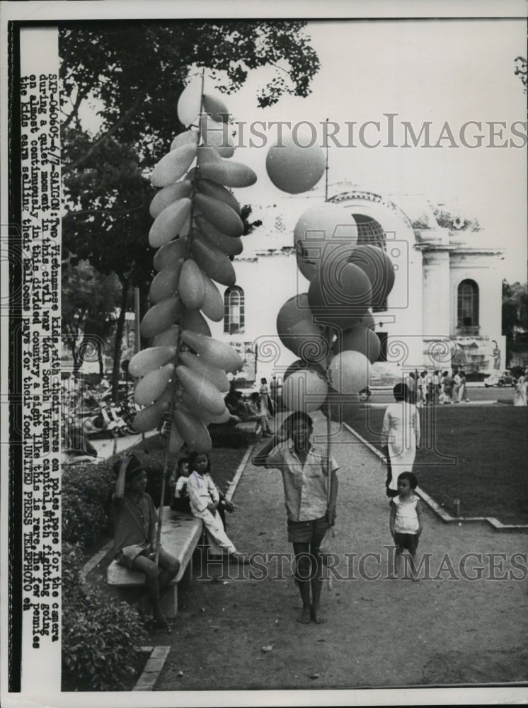 1955 Press Photo Children Sell Balloons to pay for Food in Saigon, South Vietnam - Historic Images