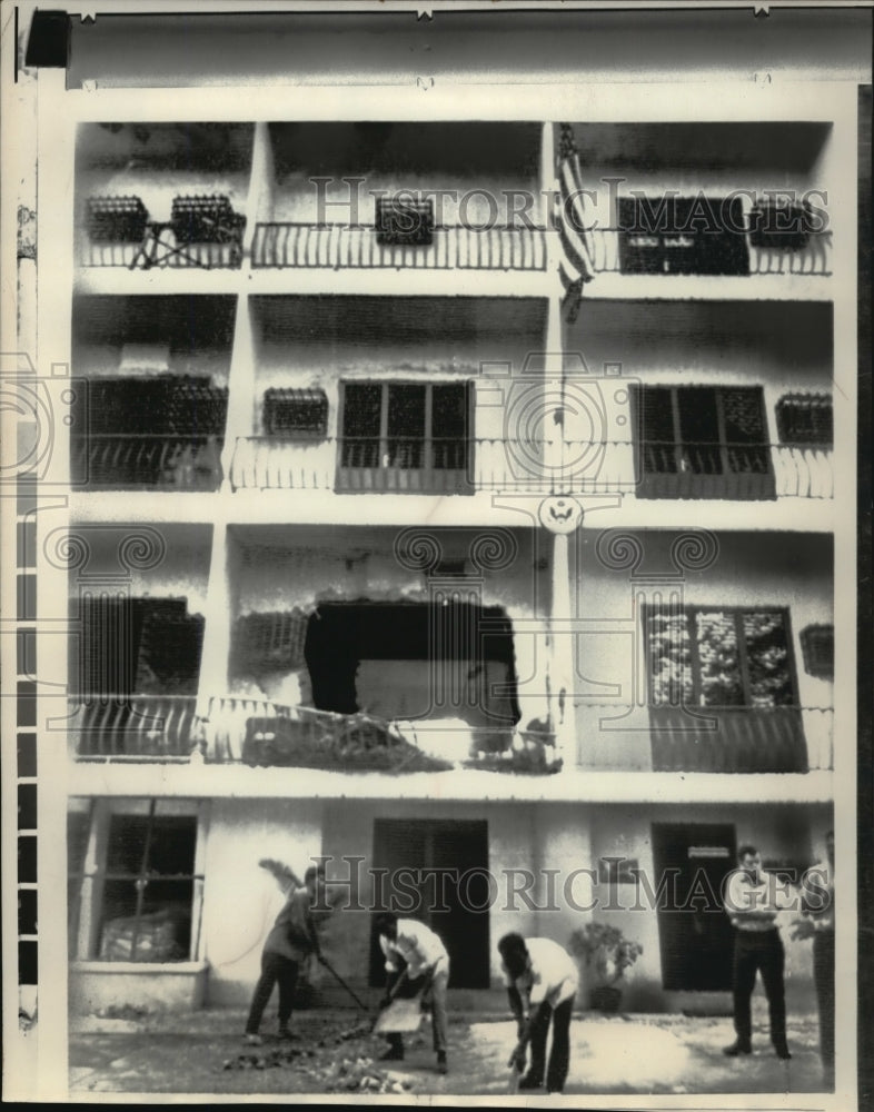 1970 Press Photo Workers clean bomb debris-United States Embassy in Phnom Penh - Historic Images