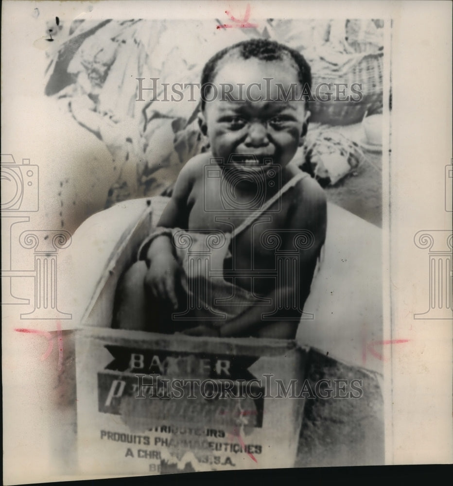 1961 Press Photo Angolan baby cries while sitting in a box, Congo, Africa-Historic Images