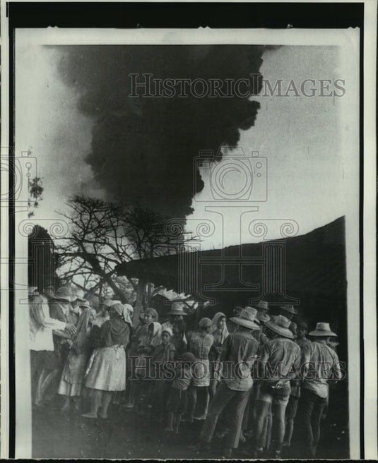 1971 Press Photo Villagers plan evacuation from Nicaragua's Cerro Negro volcano - Historic Images