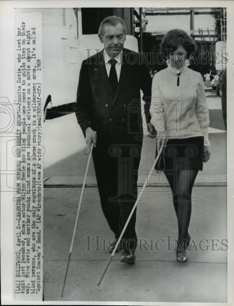 1969 Press Photo Juanita Davis shows Milton Berle how to use cane for the blind - Historic Images