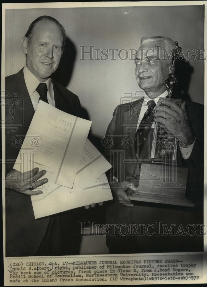1972 Press Photo Donald B. Abert accepts trophy for Milwaukee Journal - Historic Images