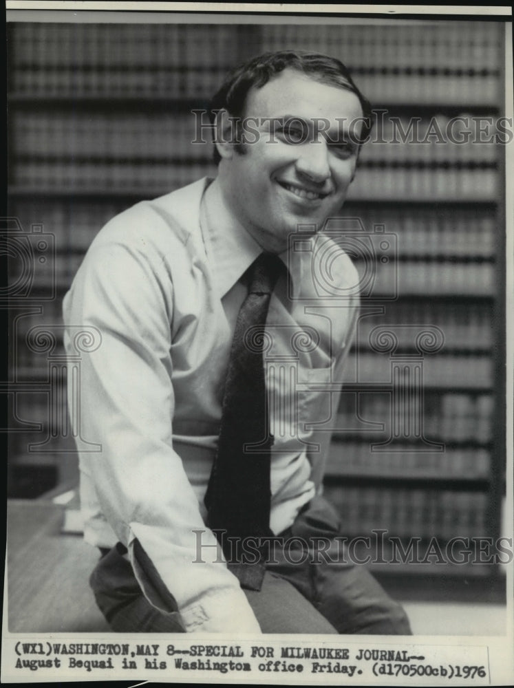 1976 Press Photo Whistle blower August Bequai on payoffs in brewing industry - Historic Images