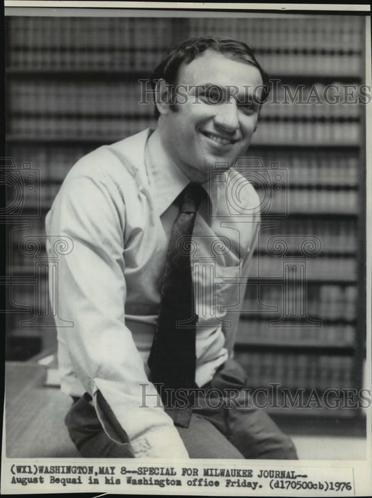 1976 Press Photo Whistle blower August Bequai on payoffs in brewing industry - Historic Images