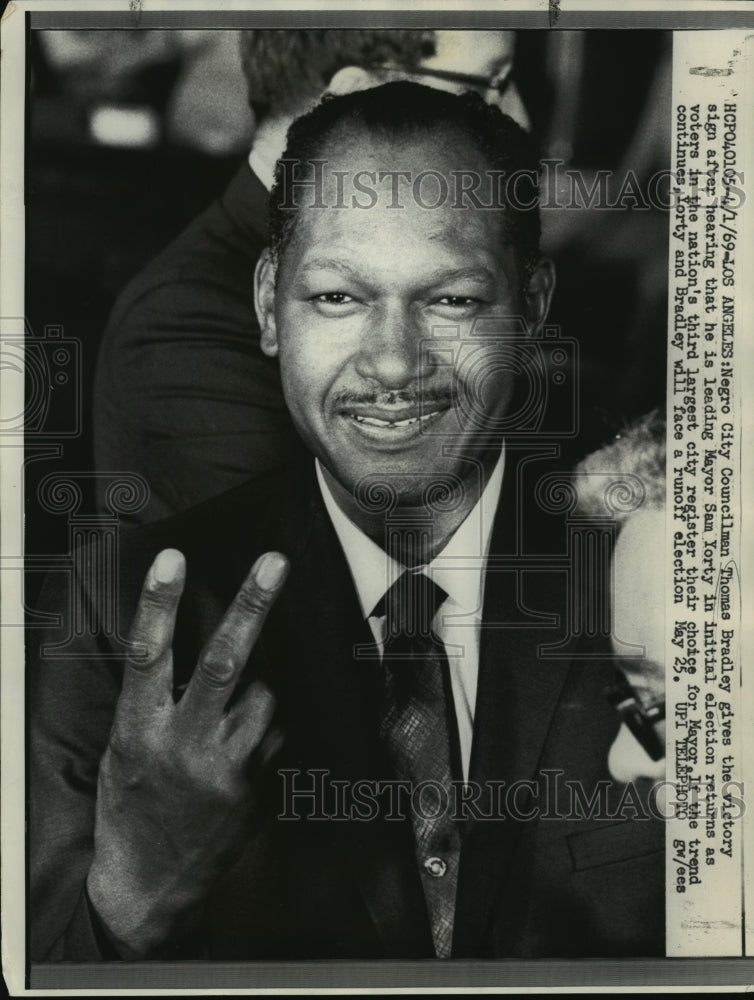 1969 Press Photo Councilman Thomas Bradley gives victory sign, Los Angeles, Ca. - Historic Images