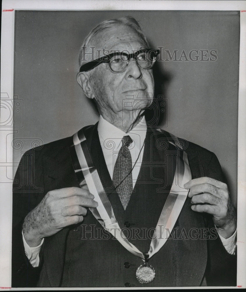 1958 Press Photo Bernard Baruch wore the presidents medal of B&#39;nai B&#39;rith, N.Y.-Historic Images