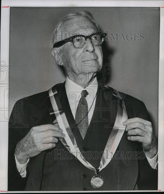1958 Press Photo Bernard Baruch wore the presidents medal of B'nai B'rith, N.Y.-Historic Images