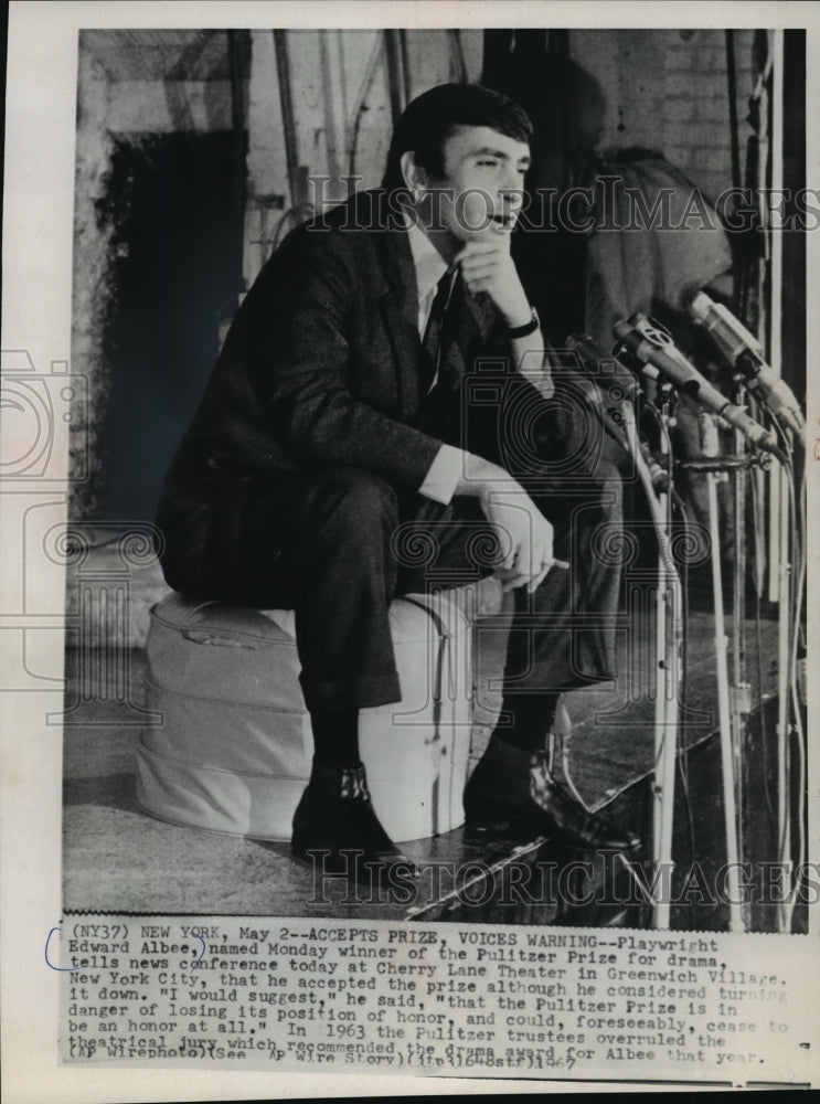 1967 Press Photo Playwright Edward Albee, winner of the Pulitzer for Drama, N.Y. - Historic Images