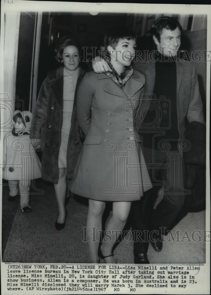 1967 Press Photo Lisa Minelli and Peter Allen leave license bureau, New York, NY - Historic Images