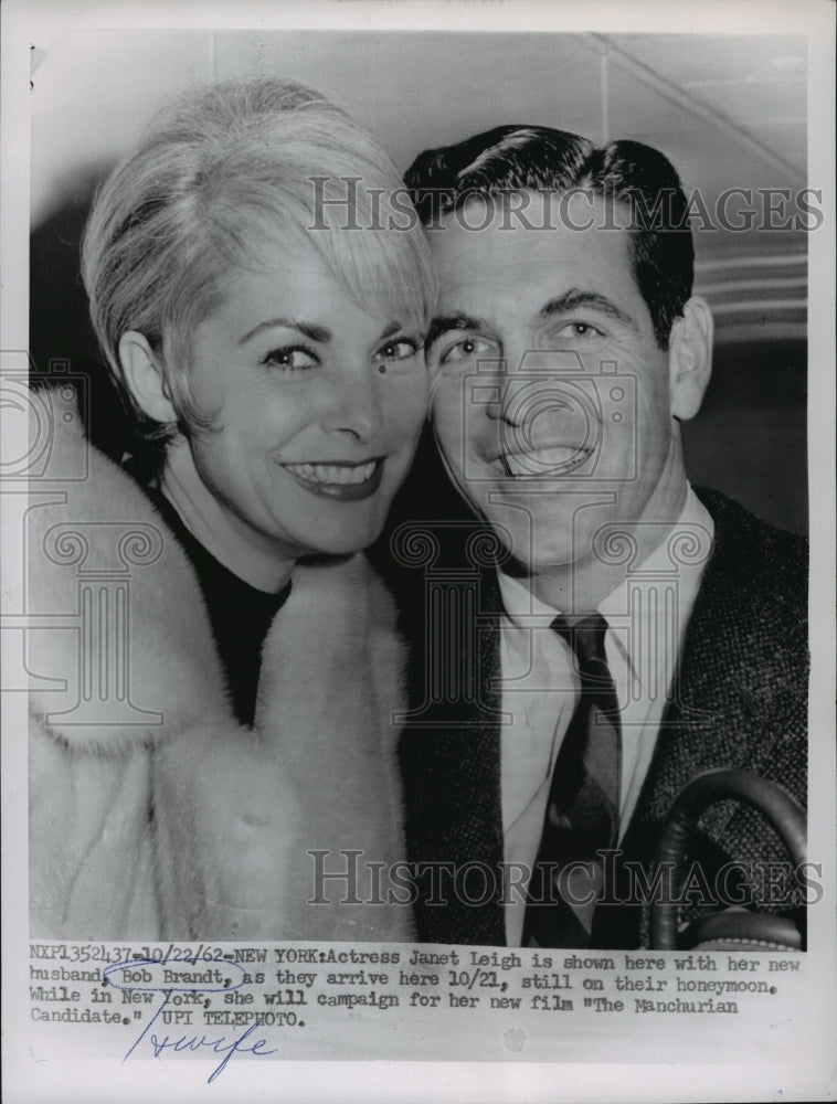 1962 Press Photo Actress Janet Leigh with new husband Bob Brandt, New York, N.Y. - Historic Images
