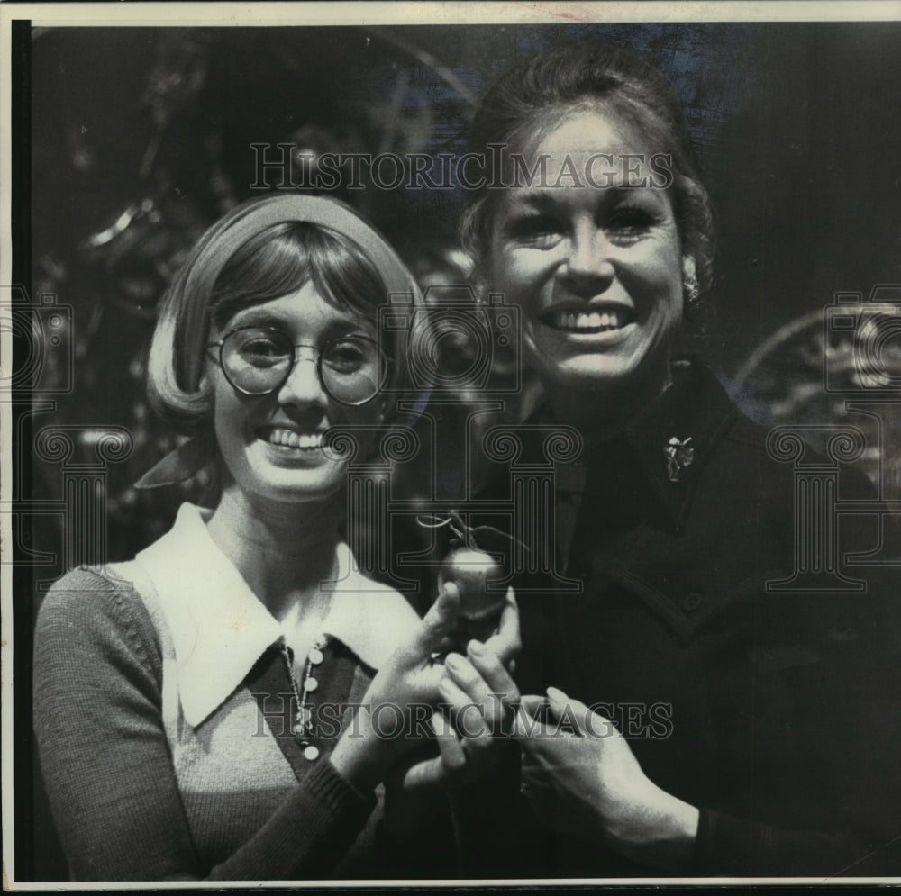 1971 Press Photo Sandy Duncan and Mary Tyler Moore - mjw00889 - Historic Images