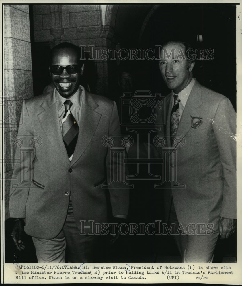 1976 Press Photo Sir Seretse Khama and Pierre Trudeau in Ottawa - mjw00919- Historic Images
