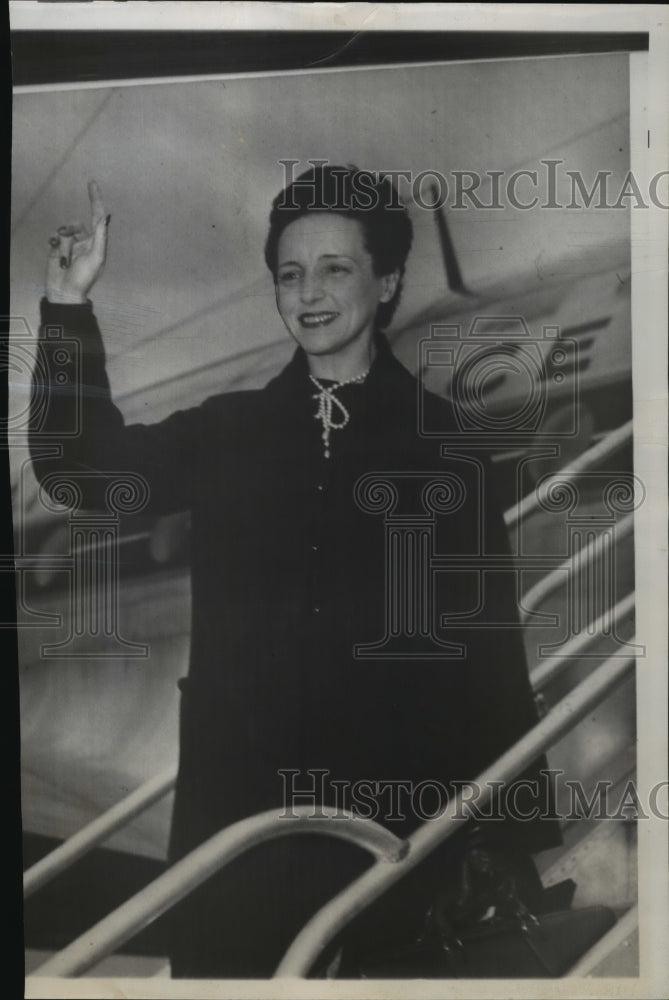 1948 Eve Curie accepts $10,000 from Cancer Society in New York - Historic Images