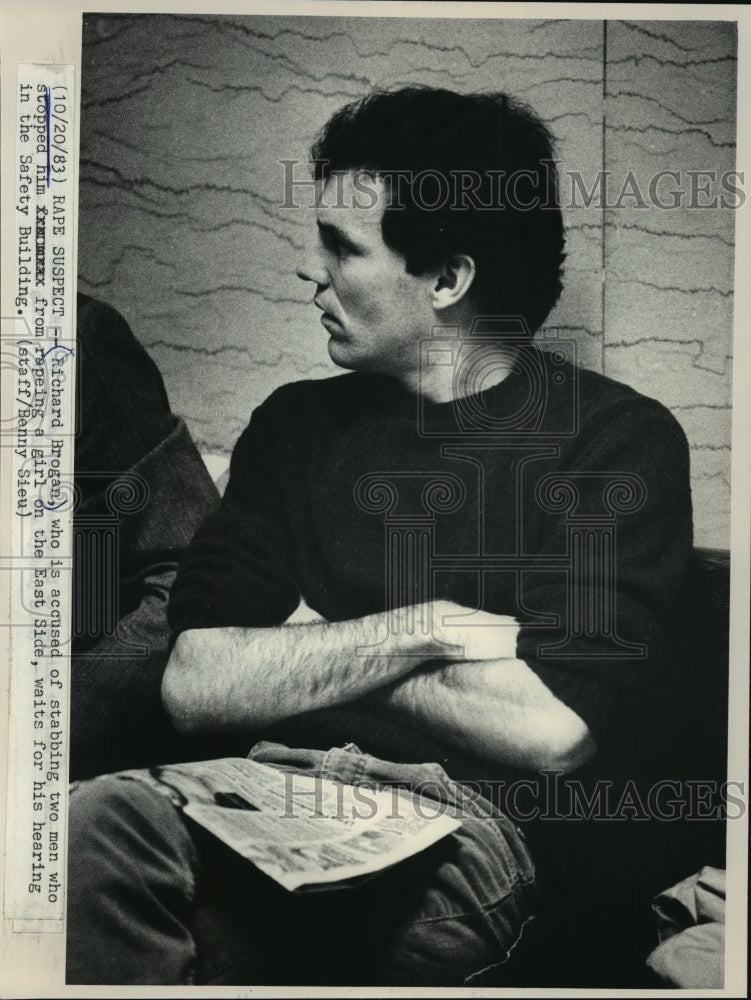 1983 Press Photo Richard Brogan, waits for hearing in the Safety Building - Historic Images