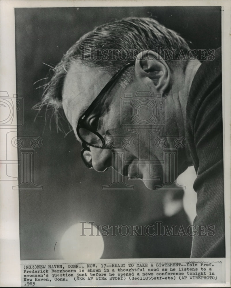 1963 Press Photo Professor Frederick Barghoorn at news conference in Connecticut - Historic Images