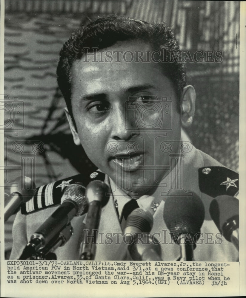 1973 Press Photo POW Lt. Cmdr Everett, Jr. holds News Conference, Oakland, Ca. - Historic Images