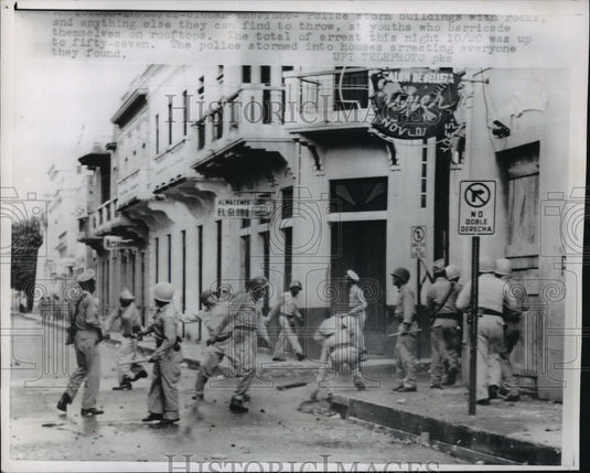 1961 Press Photo Police storm buildings barricaded by youths, Ciudad, DO - Historic Images