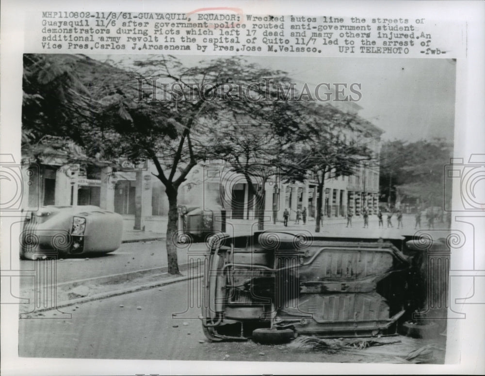 1961 Press Photo After riots, wrecked autos line the streets of Guayaquil - Historic Images