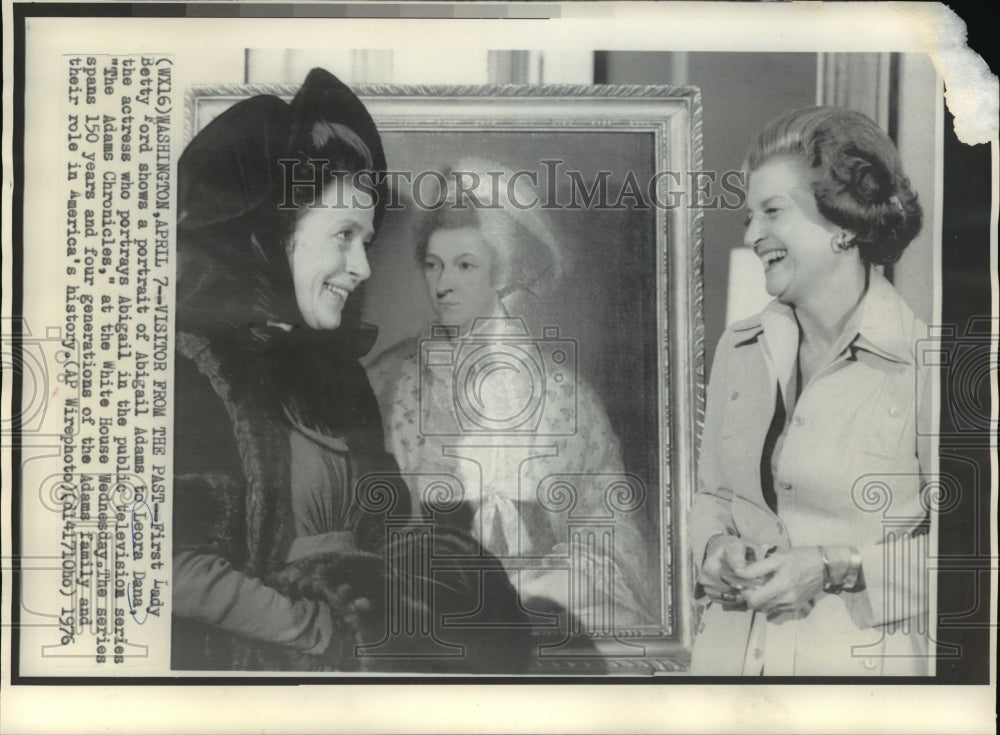1976 Press Photo First Lady Betty Ford and Leora Dana in Washington DC - Historic Images