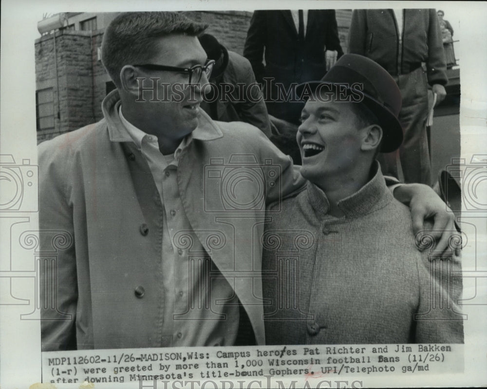 1961 Press Photo Crowd Greets Badger's Pat Richter and Jim Bakken, Madison, WI - Historic Images