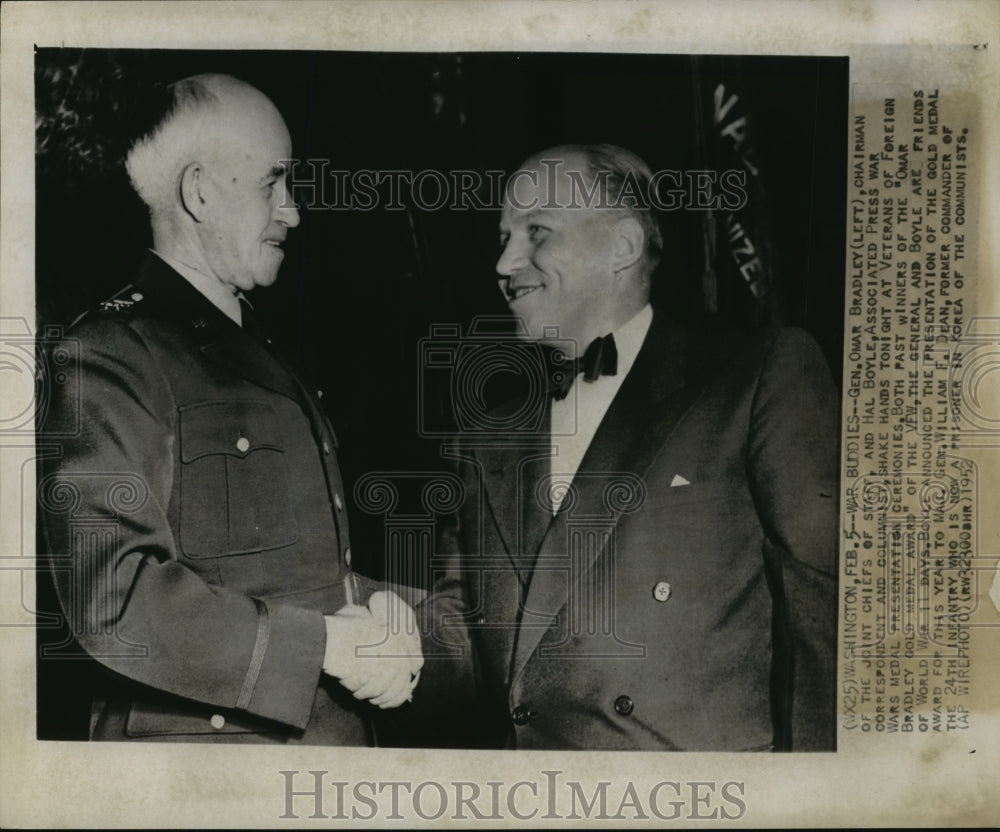 1952 Press Photo General Omar Bradley and Hal Boyle shake hands in Washington - Historic Images