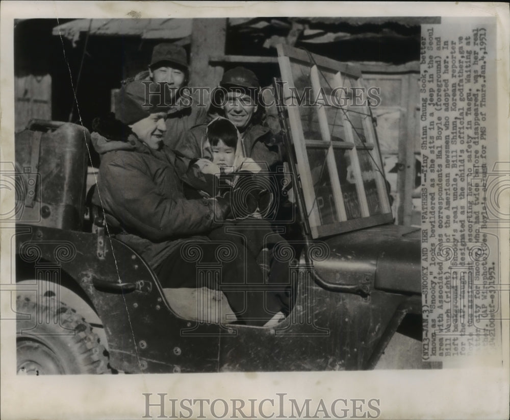 1951 Press Photo Shinn Chung Sook and members of Associated Press in Seoul - Historic Images