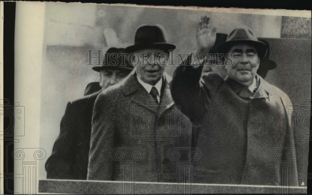 1976 Press Photo Leonid Brezhnev and others reviewing May Day parade, Moscow - Historic Images