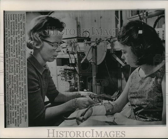 1964 Press Photo Caroline Helm (17) receives kidney treatment at home. - Historic Images